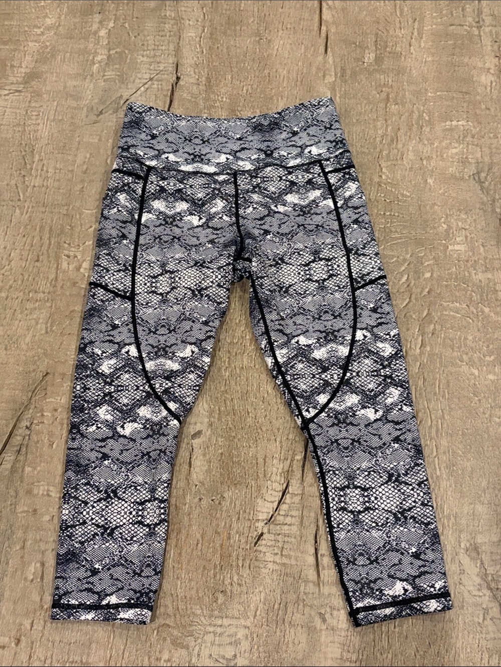 High-Rise Snake Print Leggings in Black and White